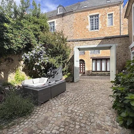 Maison Saint Christophe Bed & Breakfast 3*